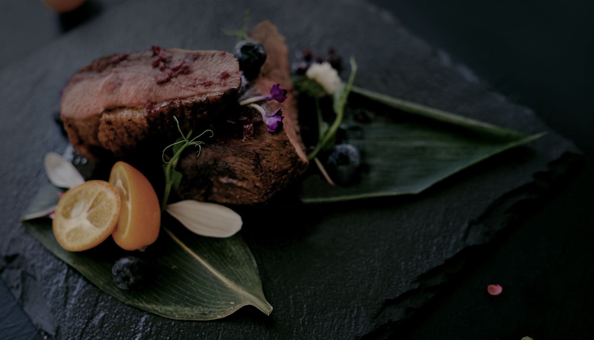 Modèle Signature — ambiance gastronomique sombre